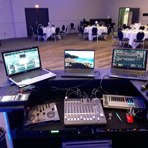 Animation DJ pour mariage depuis le booth avec équipement disco mobile
