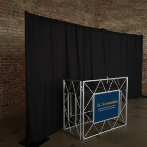 Location audiovisuelle Rideau-de-scene-avec-un-dj-boot