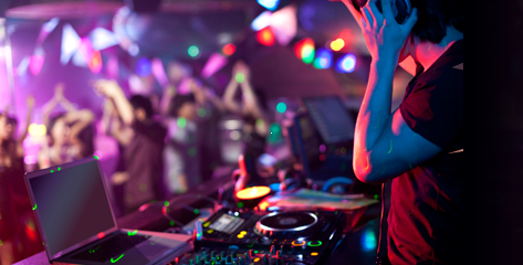 DJ faisant danser les invités lors d’un mariage à Granby avec disco mobile